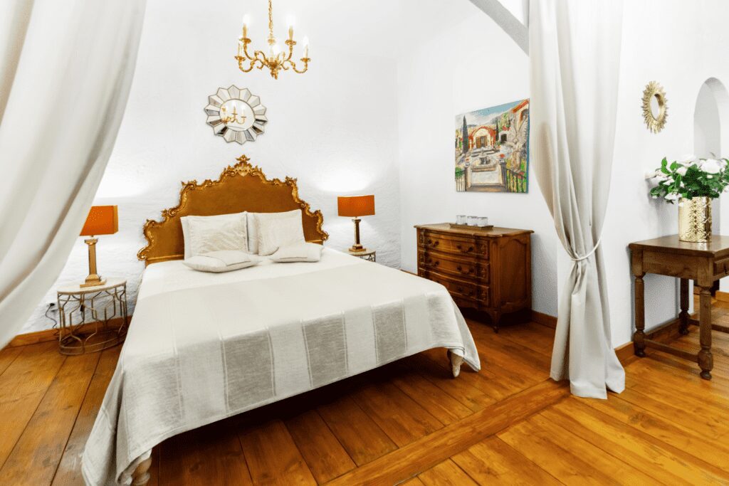 Medieval apartment Juliette – Wooden baroque furniture, rich decorations and splendour are just a few of the stunning features of Montreux Castle.